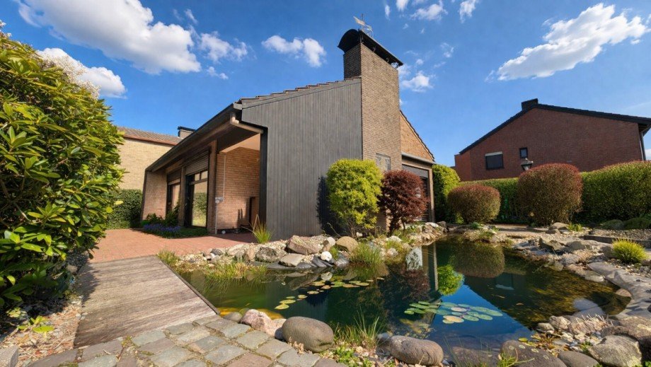 Ansicht Haus und Teich Einfamilienhaus Goch