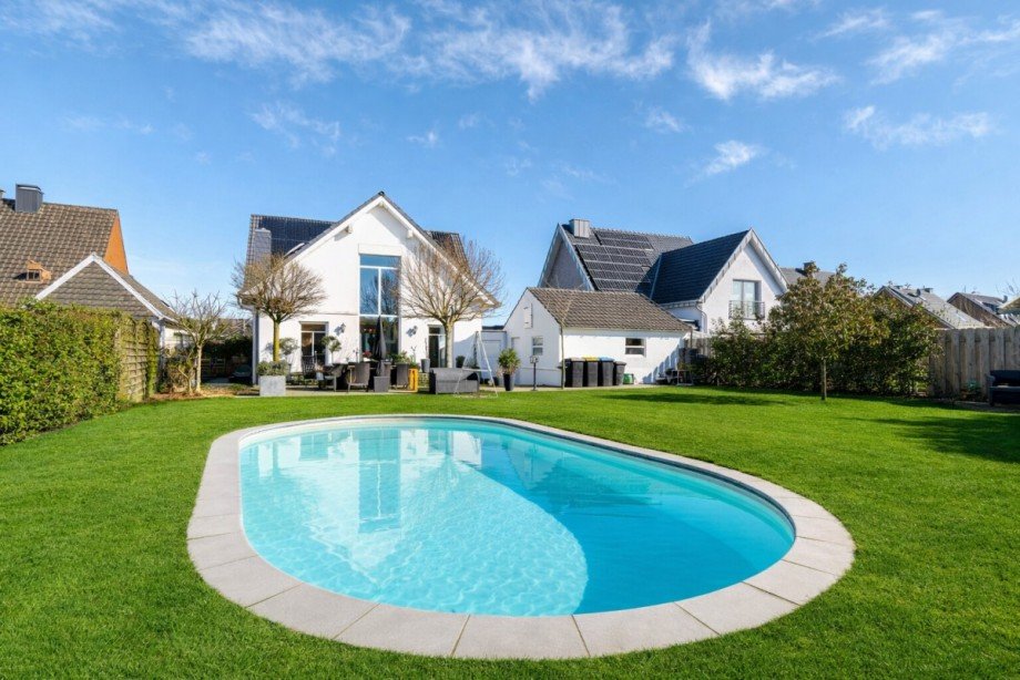 gro�er Pool im Garten Einfamilienhaus Kevelaer
