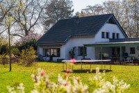 Bild (4e05c75af3bd4a194a87acd67c08cc72): Mehr als ein Zuhause - Leben in Alleinlage mit Pferden, Koppel, Tinyhaus und flexiblen Einheiten