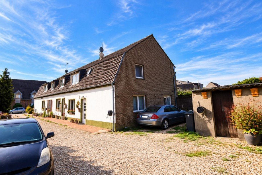 Sonniger Innenhof mit Reihenhaus und Autos (1) Mehrfamilienhaus Goch / Pfalzdorf