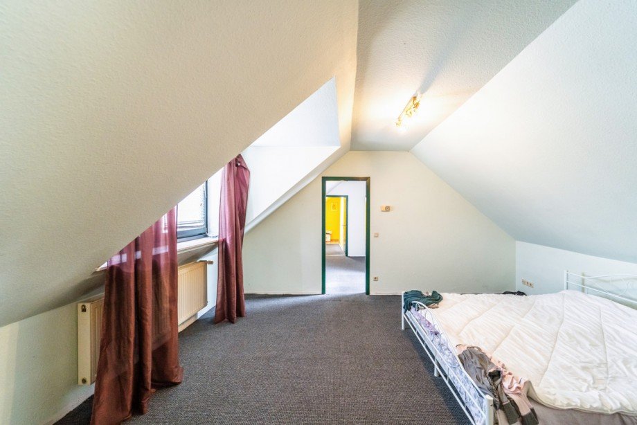 Schlafzimmer einer Dachgeschosswohnung Gastronomie und Wohnung Goch