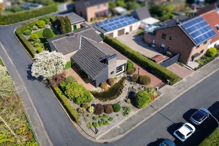 Vogelpespektive_S�dansicht Goch Einfamilienhaus Markantes Split-Level Wohnhaus aus 1964 mit moderner Doppelgarage in sch�ner Lage von Goch