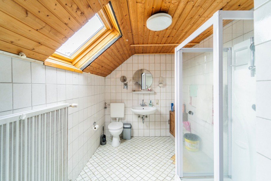 exemplarisch: Duschbad Dachgeschosswohnung Gastronomie und Wohnung Goch